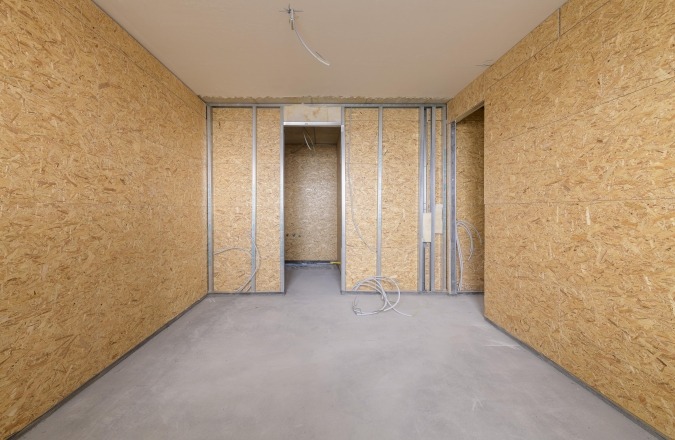 Ruimte bekleed met houtvezelplaten als natuurlijk bouwmateriaal